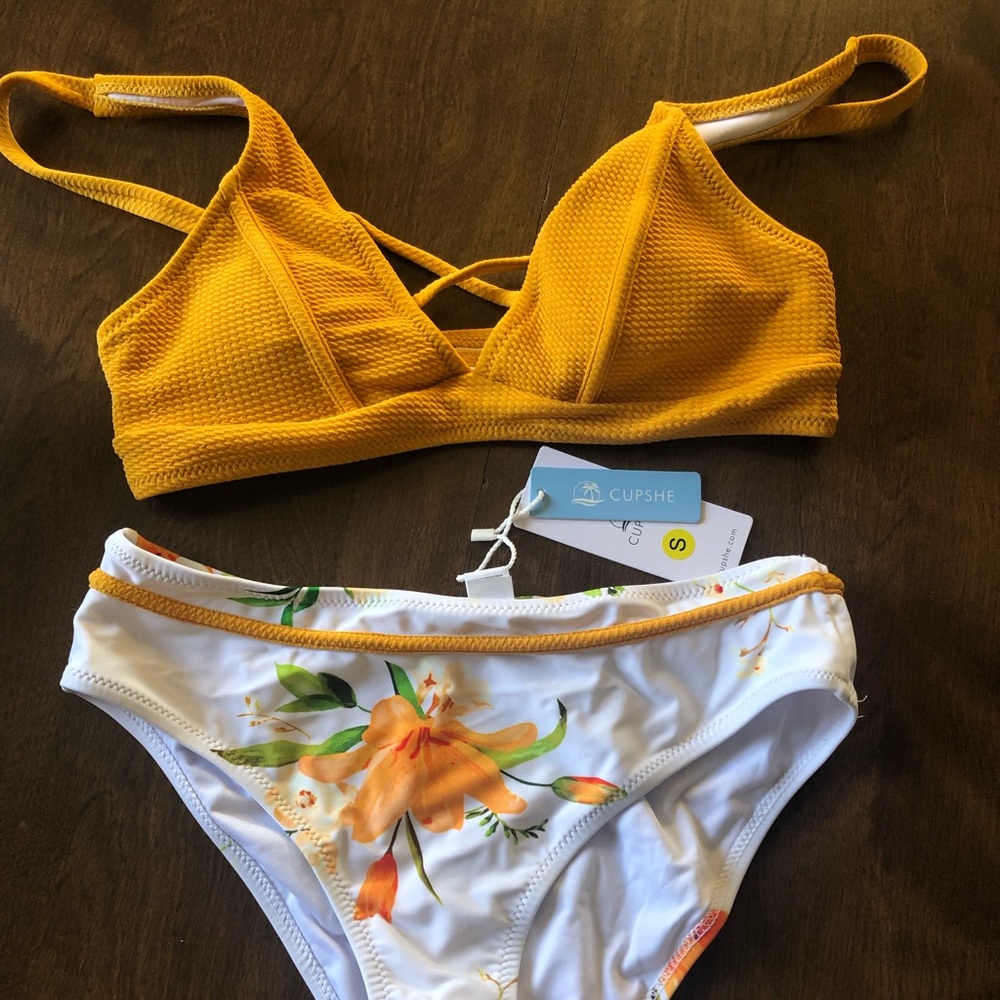 Cupshe women’s cross front floral bikini